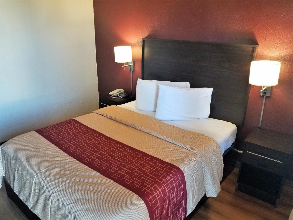 Standard Room with One Double Bed Disability Access Roll-ln Shower Non-Smoking