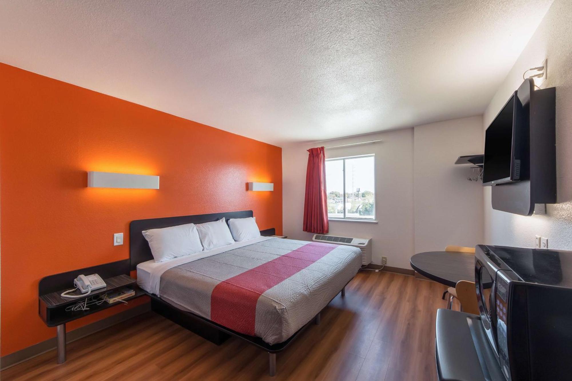 King Room - Non-Smoking