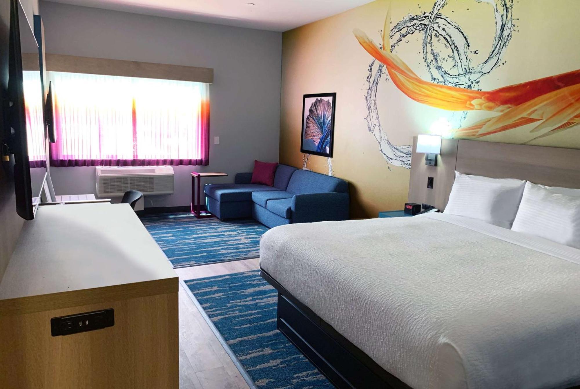 Deluxe King Room Bath Tub Mobility or Hearing Accessible Non-Smoking
