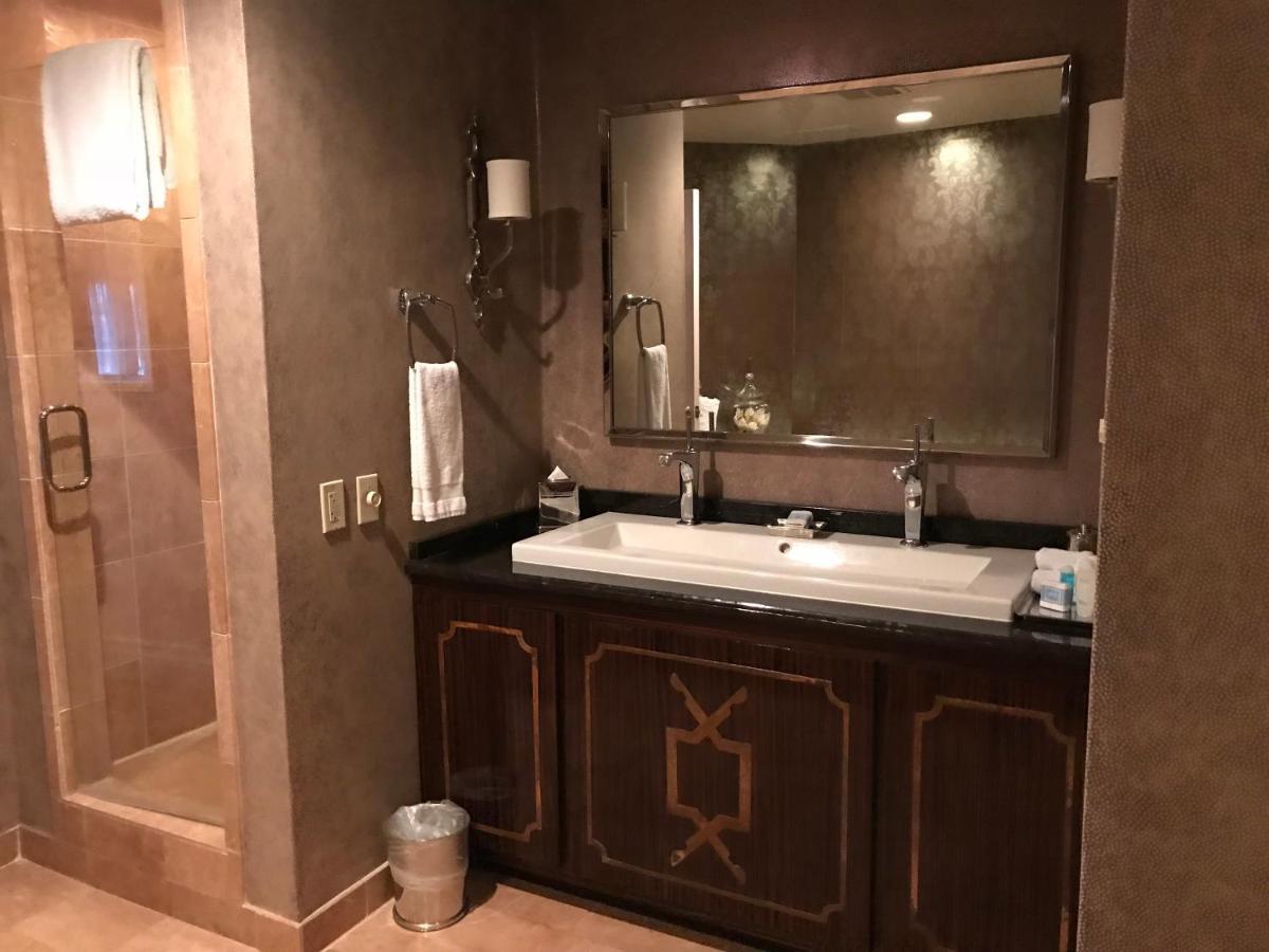 Luxury Suite Presidential 1 King Bed,1742631692:JPEG