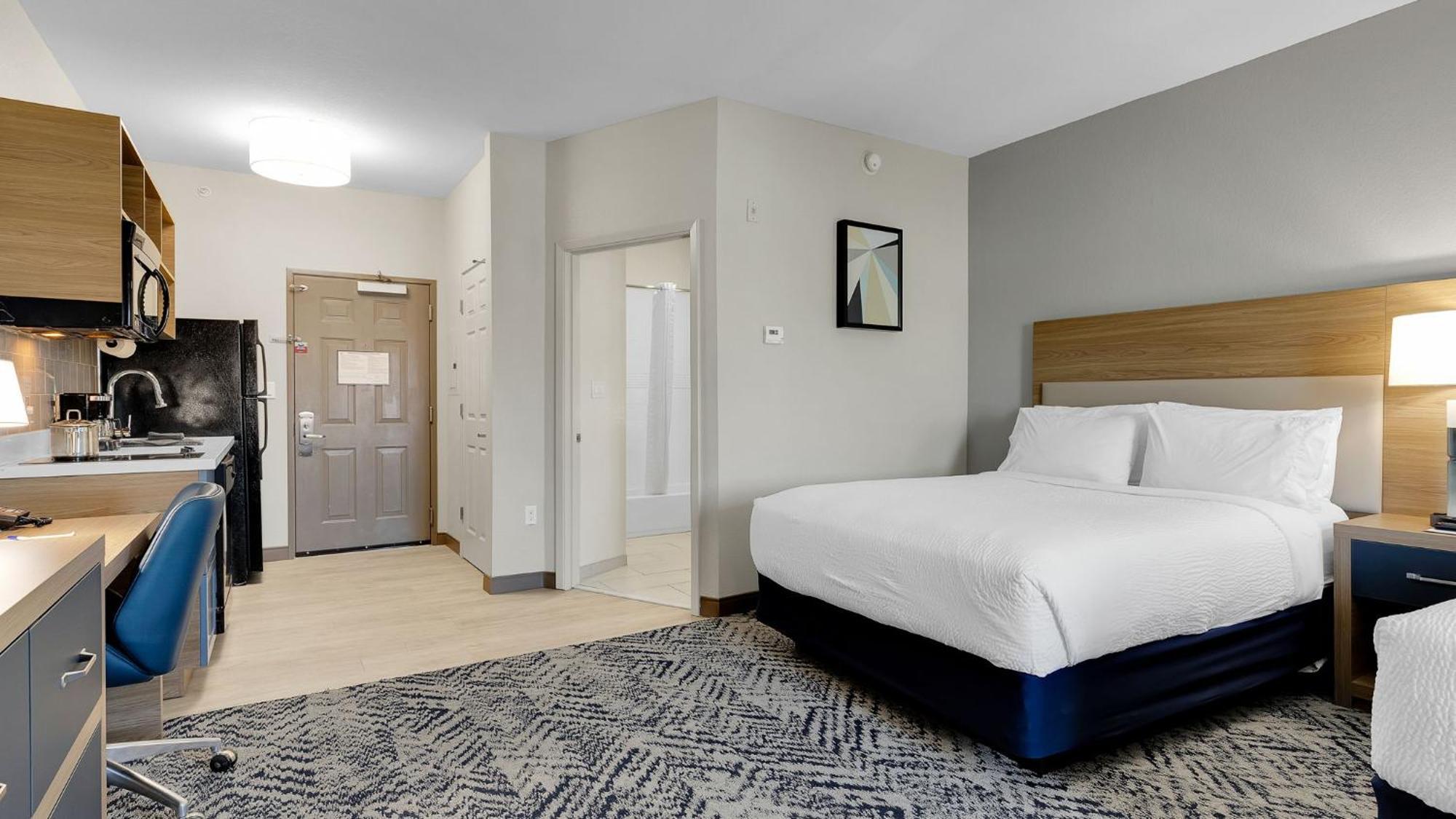Queen Studio Suite with Two Queen Beds - Mobility Access Roll in Shower/Non-Smoking