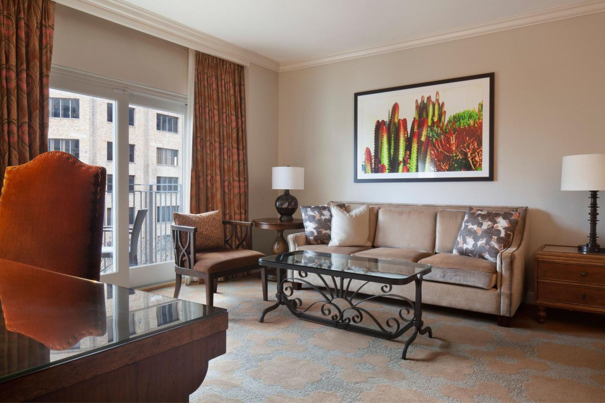 Corner Suite 1 Bedroom Suite King Corner room Balcony