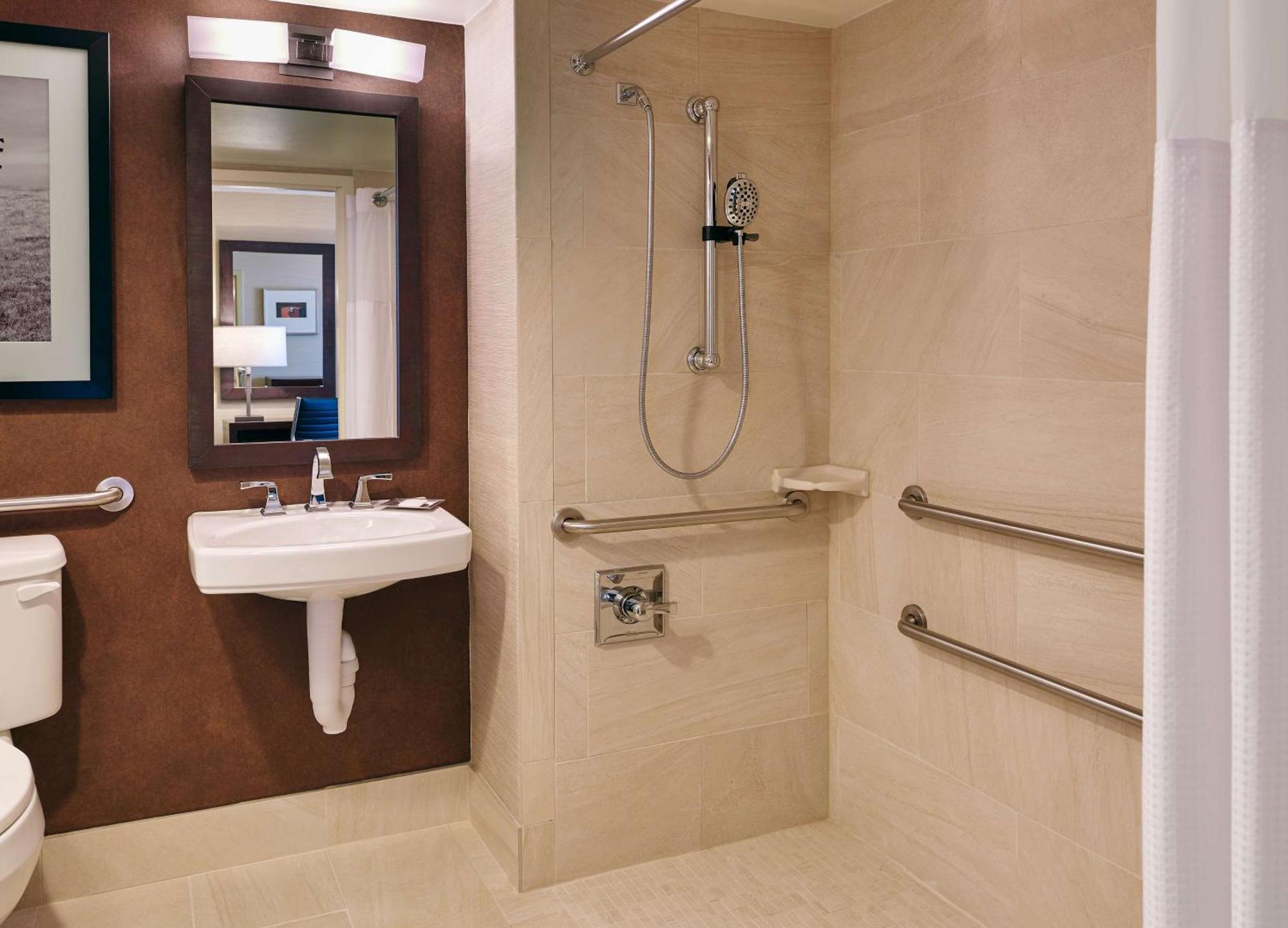 Double Room with Roll-In Shower - Mobility and Hearing Accessible