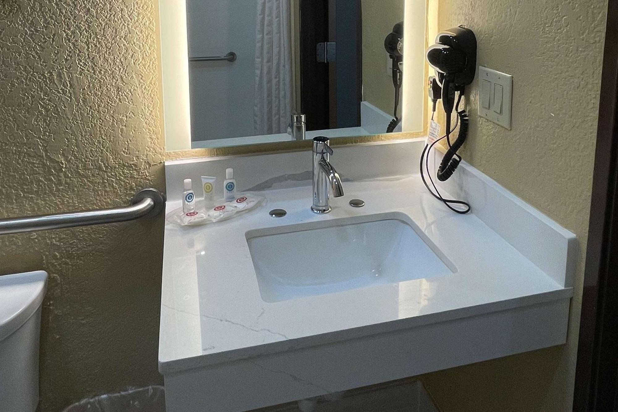 King Suite Whirlpool Non-Smoking