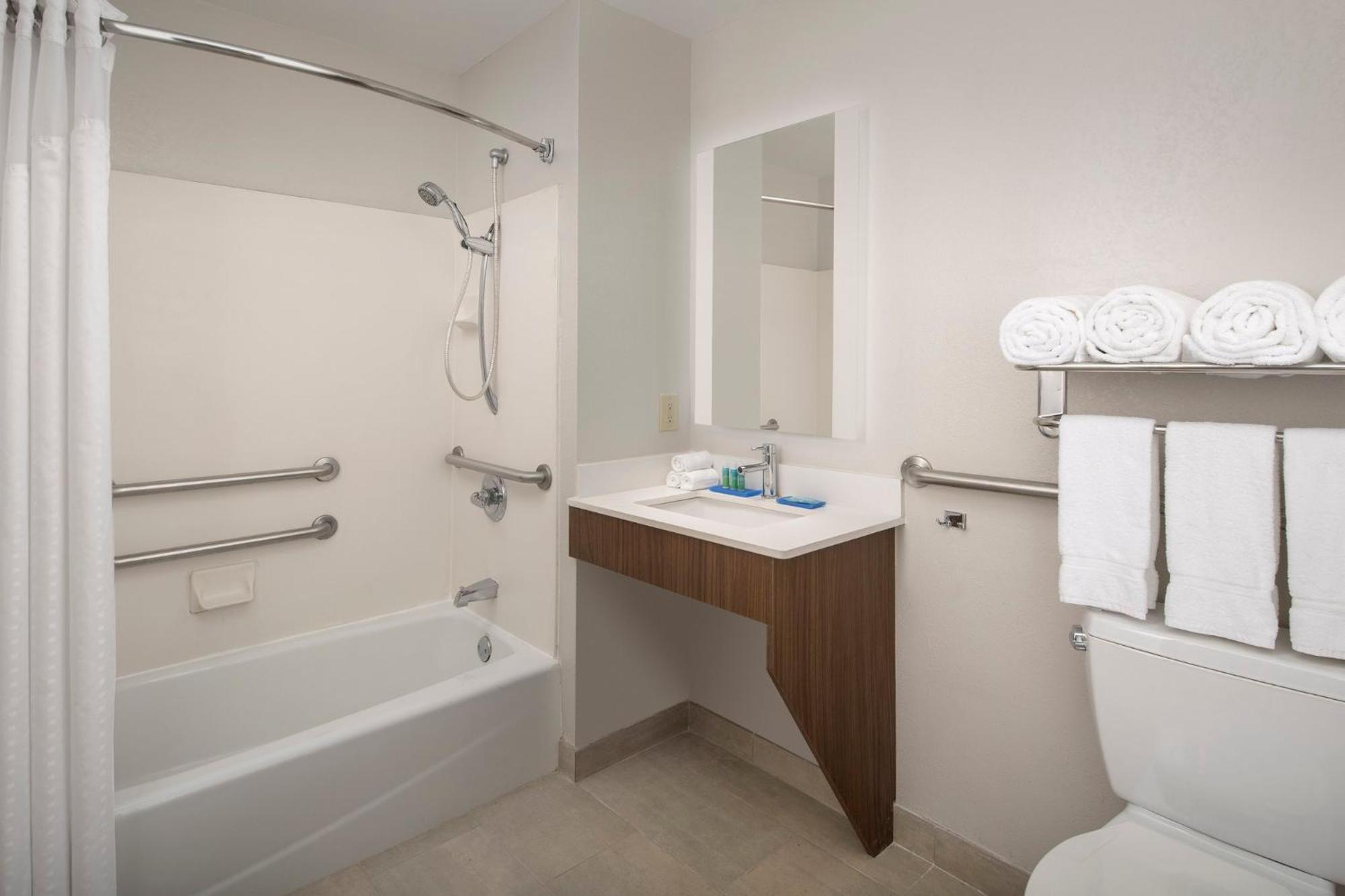 Standard Queen Room Two Queen Beds Mobility Accessible Tub
