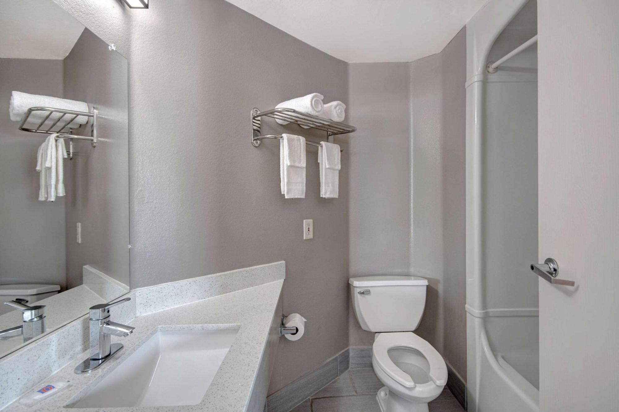 Queen Room - Non-Smoking
