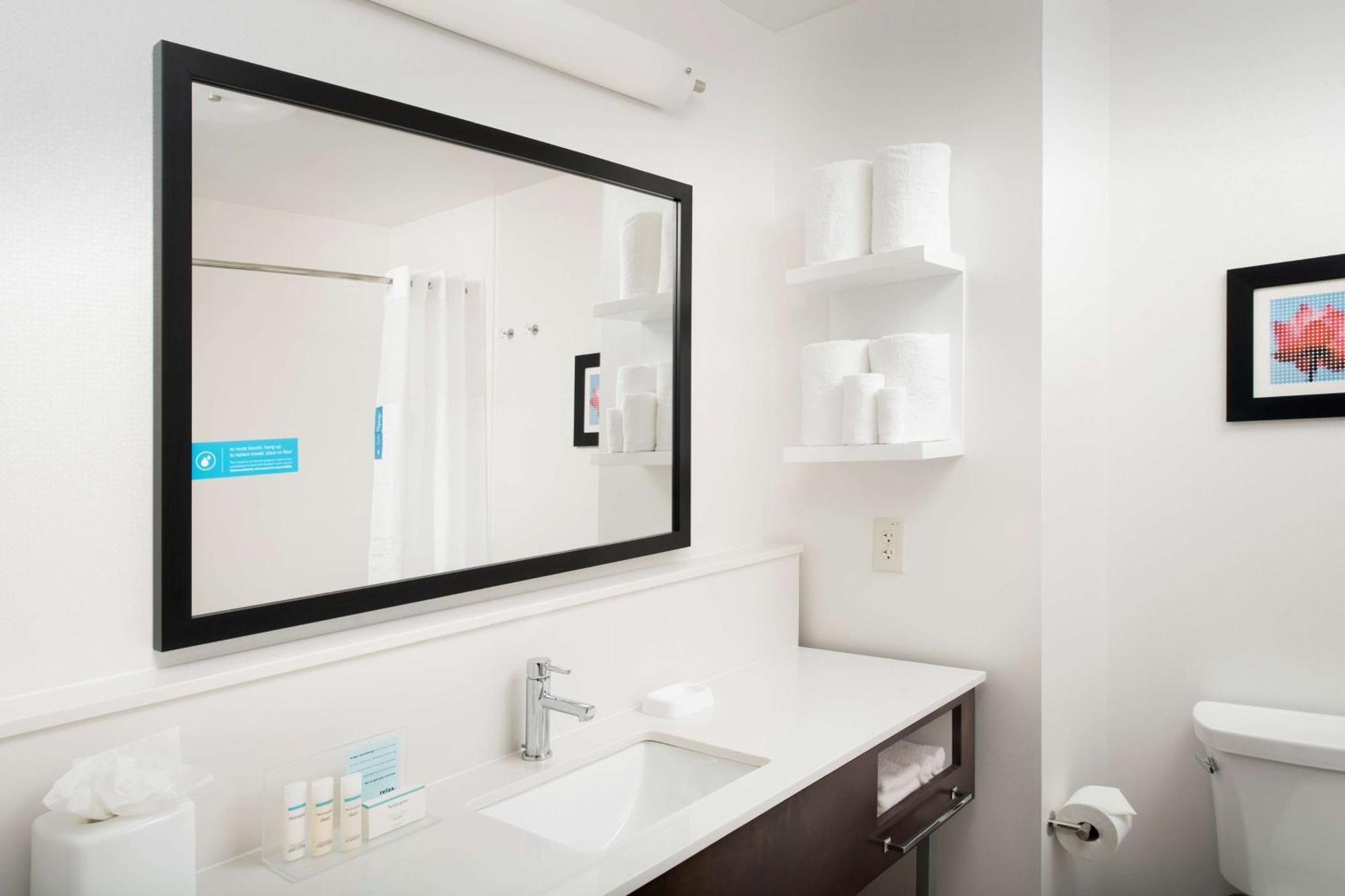 Queen Room Two Queen Beds Hearing Access or Non-Smoking