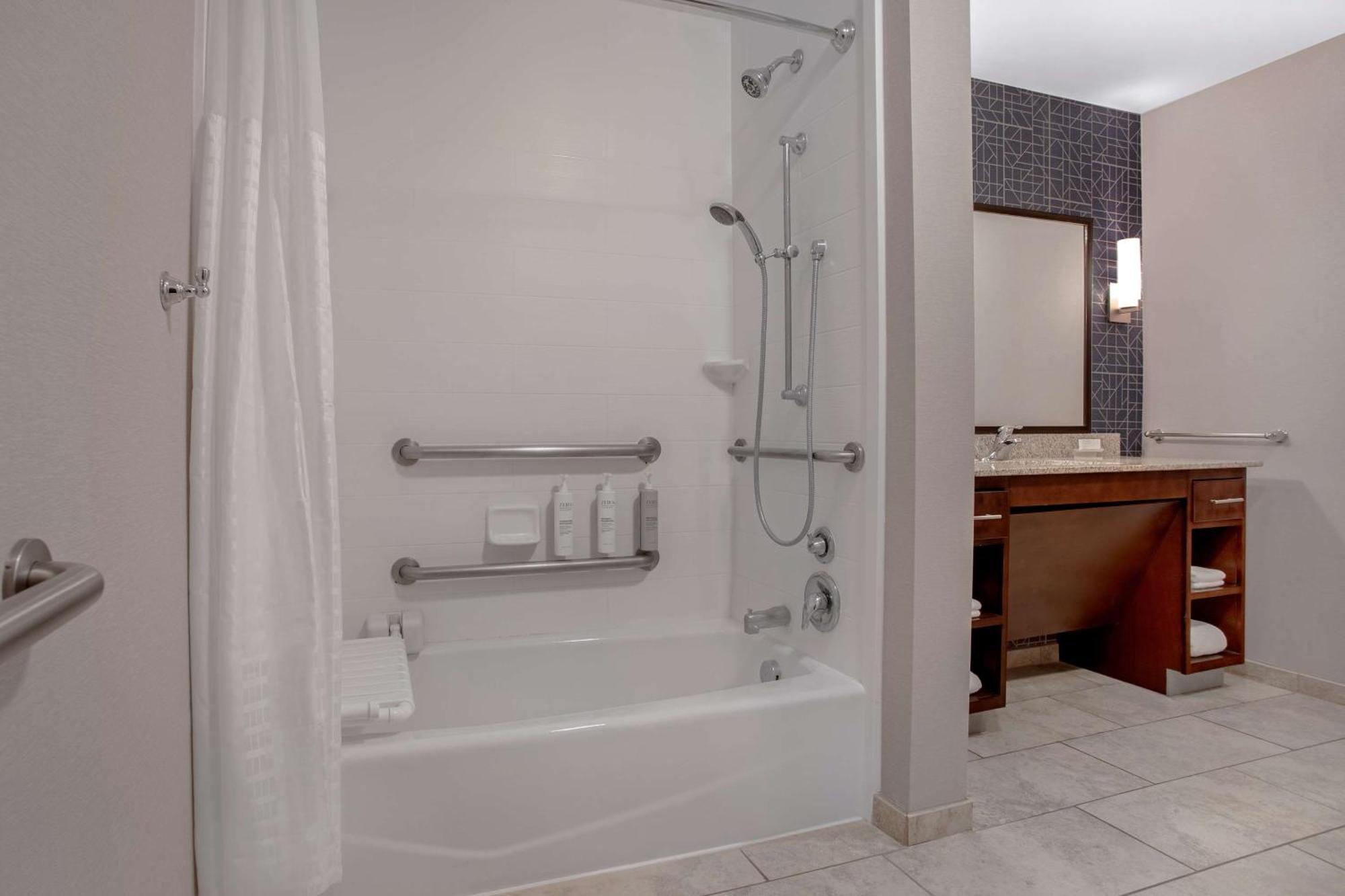 Suite with Two Queen Beds and Tub - Mobility and Hearing Access/Non-Smoking
