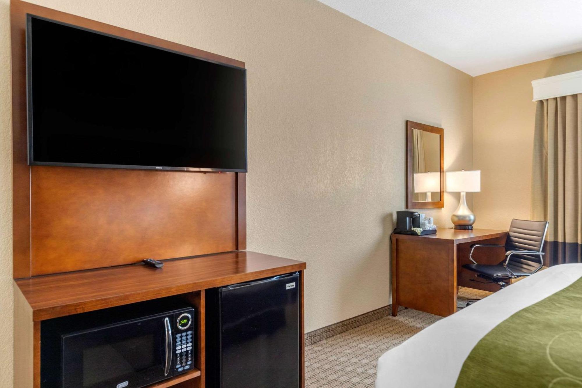 Queen Suite with Two Queen Beds - Non-Smoking