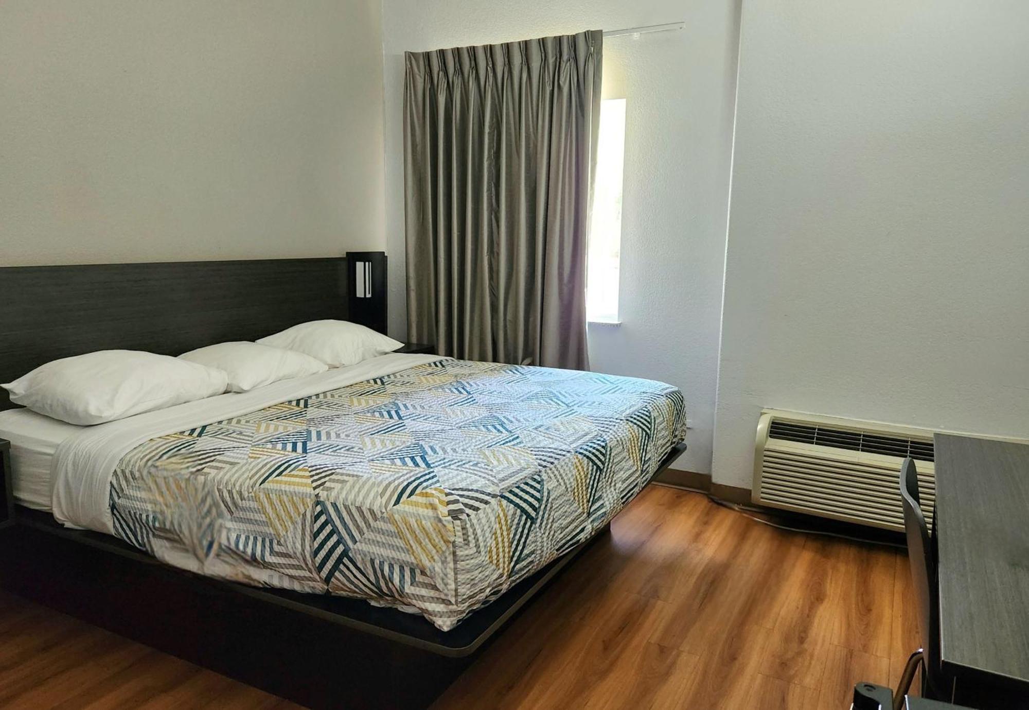 King Room with Mobility Access and Bathtub with Grab Bars, Non-Smoking