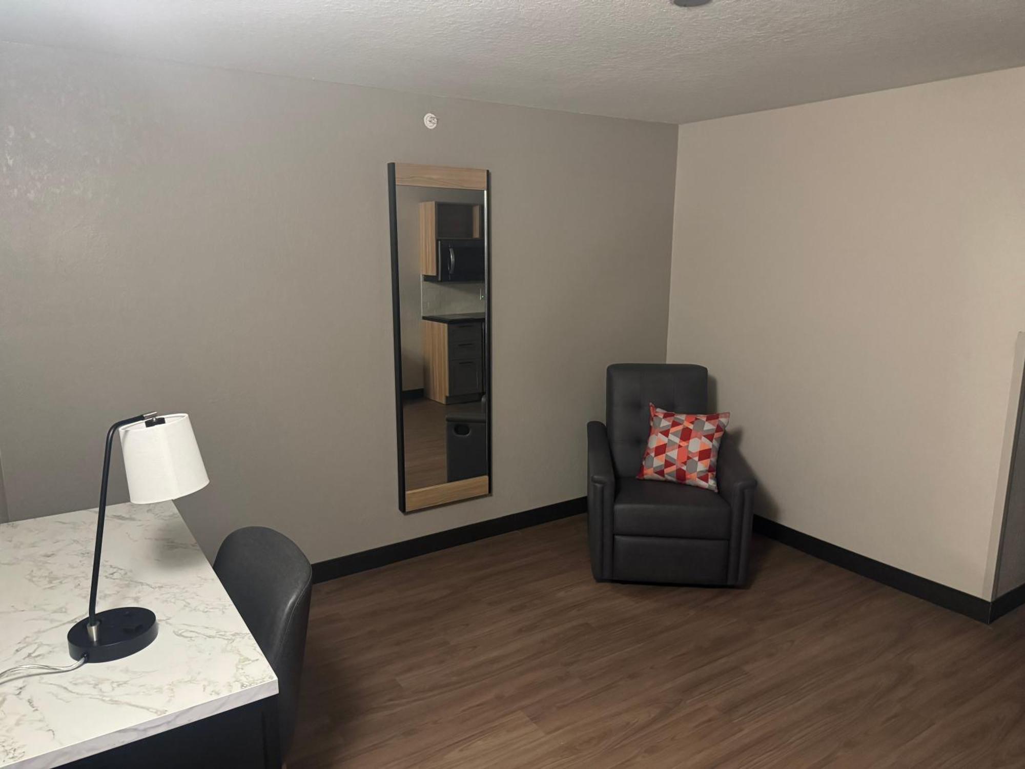 Studio King Suite - Communications Accessible,1704965337:JPEG