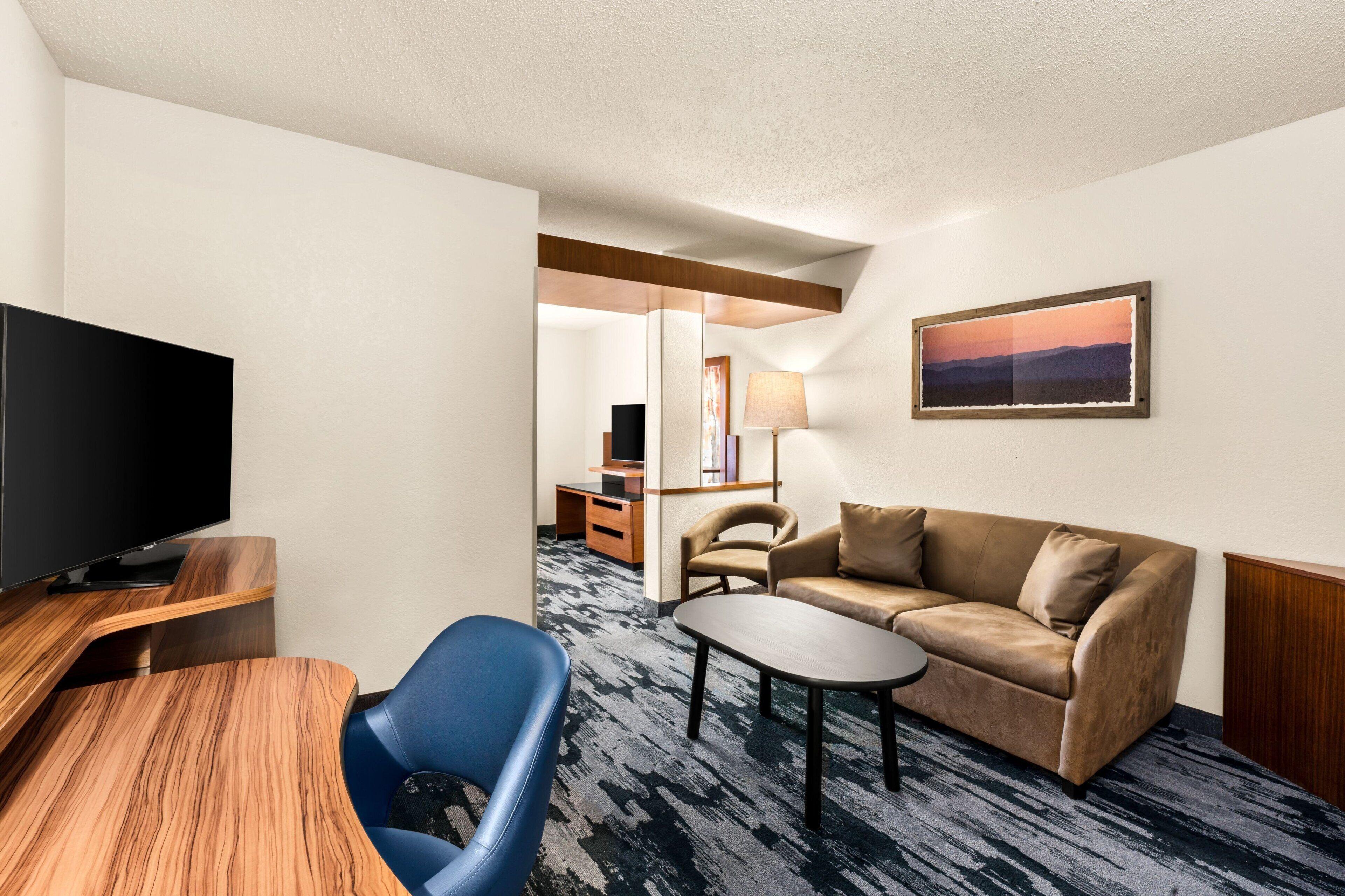 Executive King Suite wth Sofa Bed and Roll-In Shower - Mobility and Hearing Accessible,1364476220:JPEG