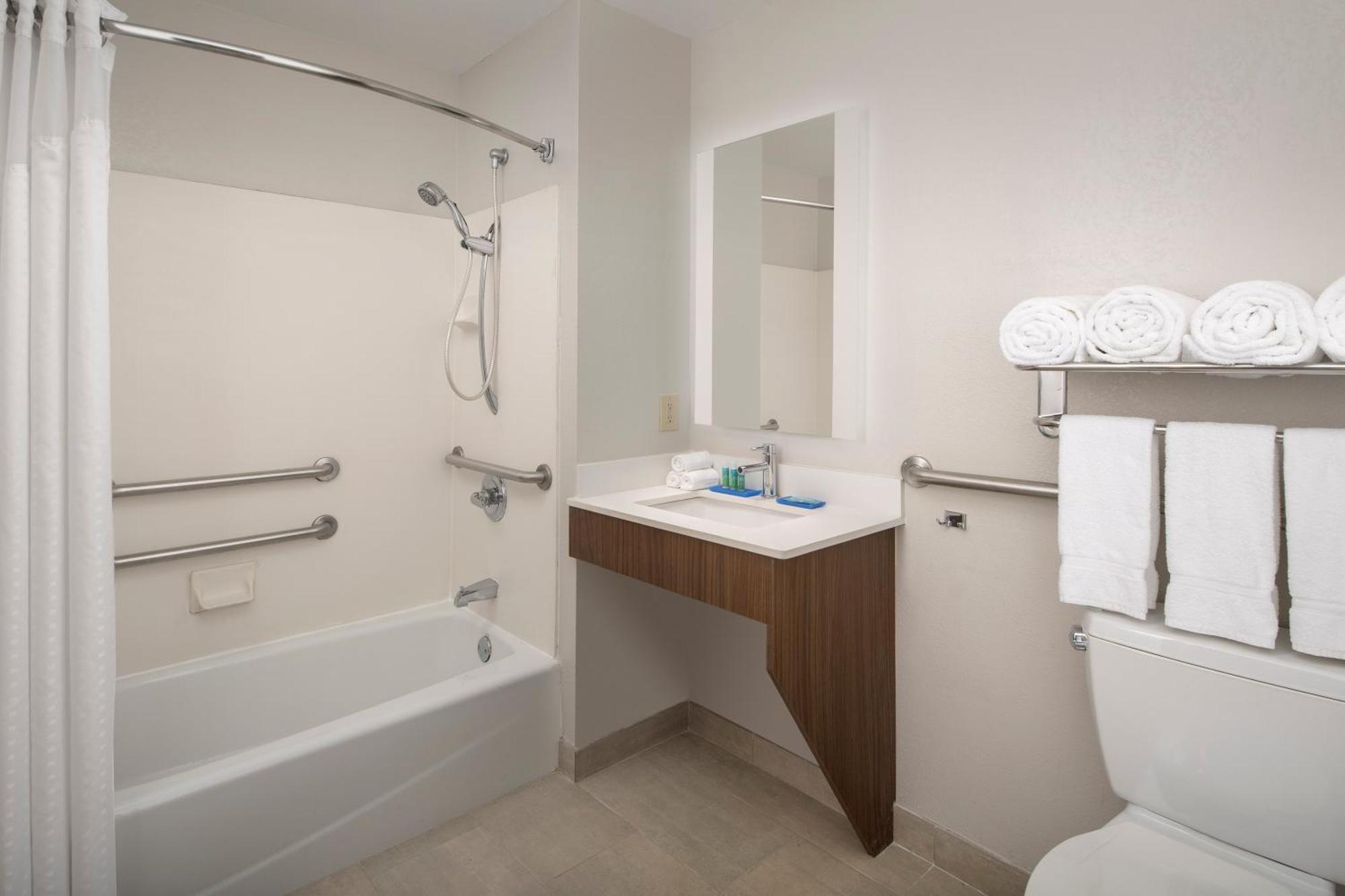 Standard Queen Room Two Queen Beds Mobility Accessible Tub