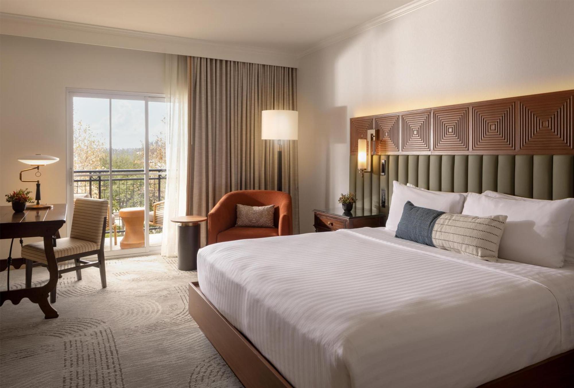 Deluxe King Room City View