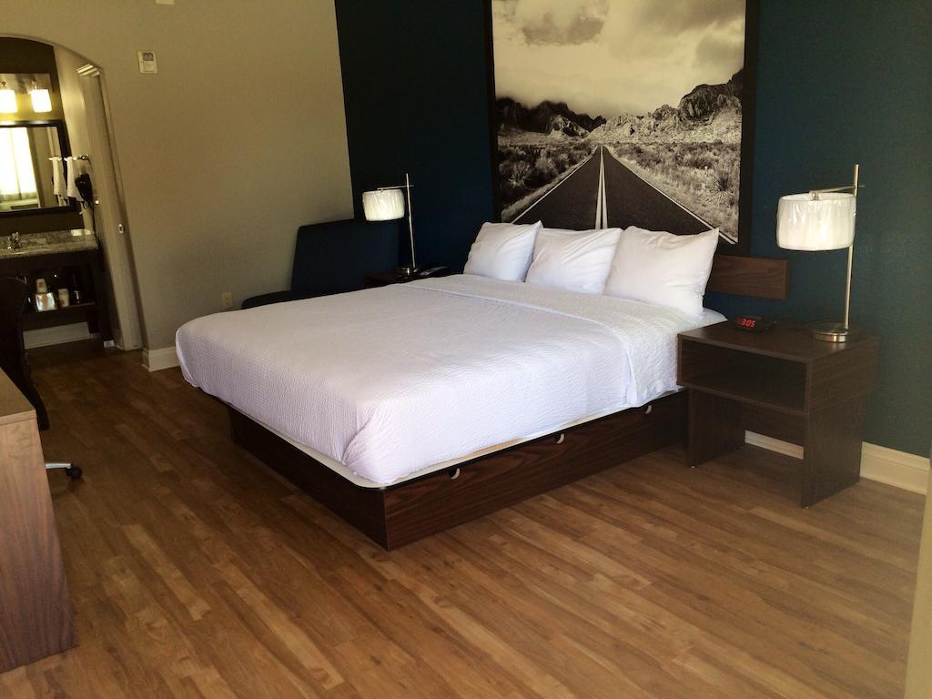 Queen Room with Bath Tub and Grab Bars - Mobility/Hearing Accessible - Non-Smoking