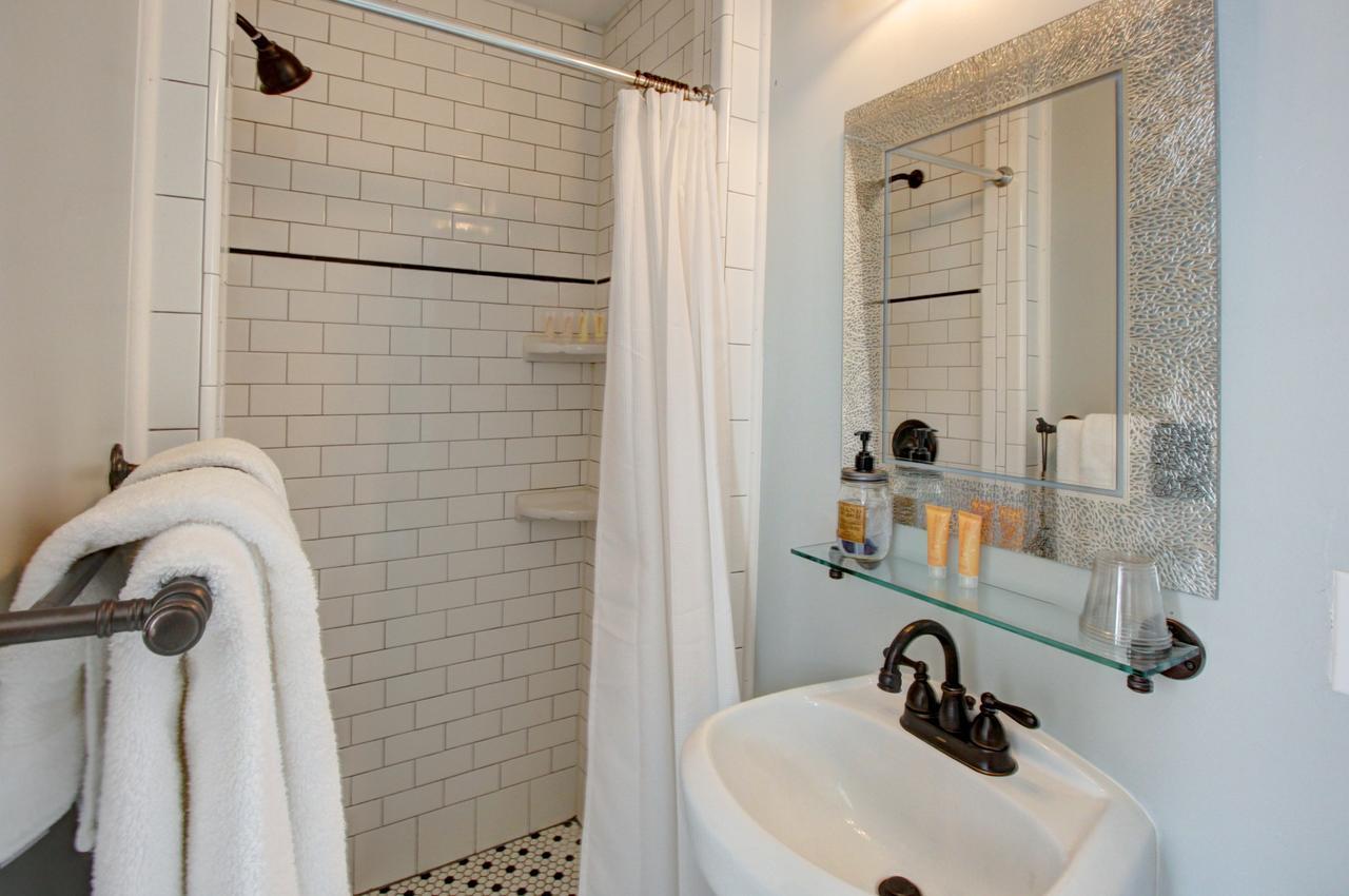 Queen Suite with Single Bed - Ground Floor