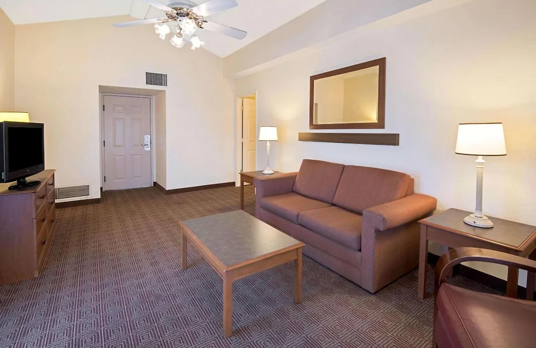 La Quinta Inn By Wyndham San Antonio Market Square-1