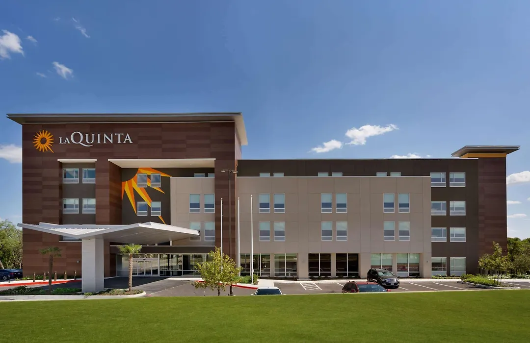 La Quinta Inn & Suites By Wyndham San Antonio Seaworld Lafb-1