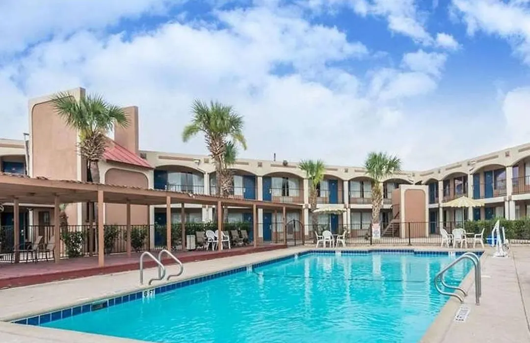 Days Inn By Wyndham San Antonio Splashtown/Att Center-1