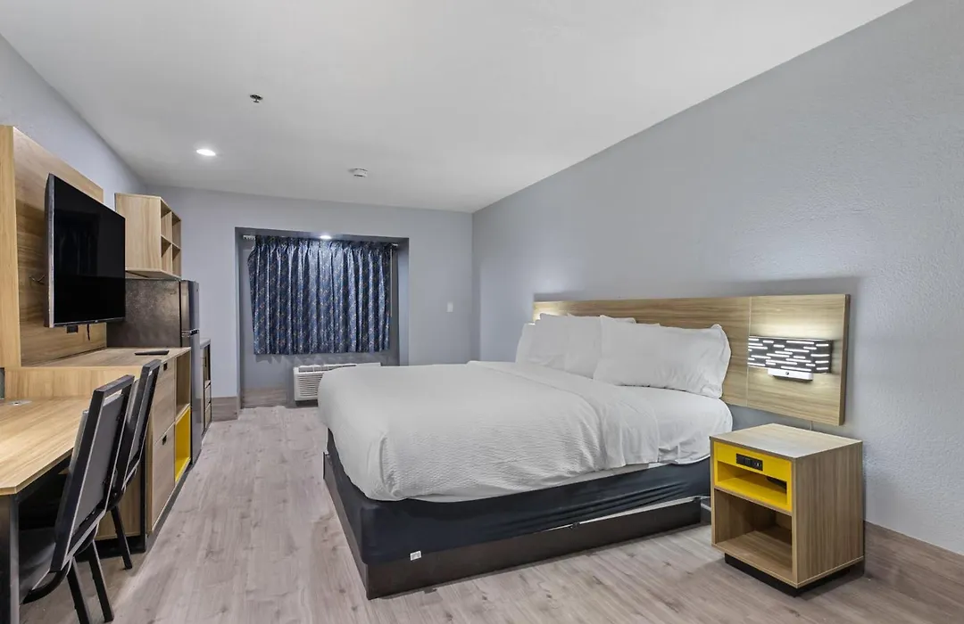 Day Inn By Wyndham San Antonio Downtown-1