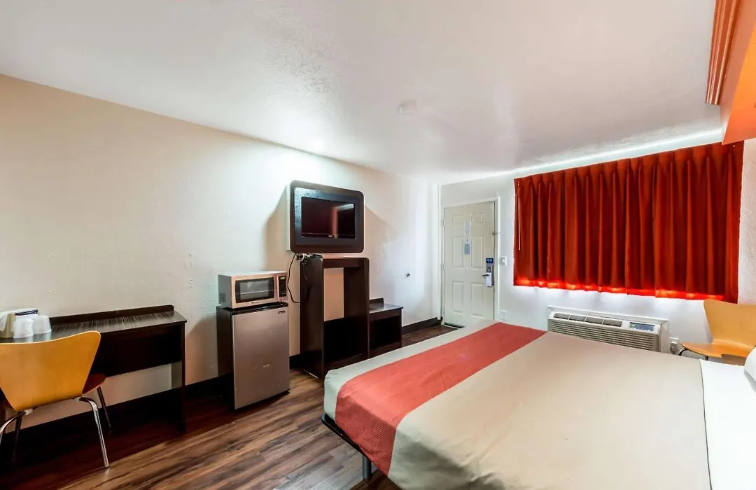 Motel 6 San Antonio, Tx - Frost Bank Center-1