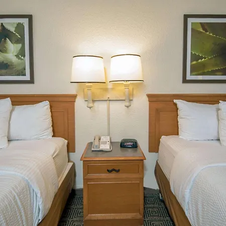 La Quinta Inn By Wyndham San Antonio Market Square-3