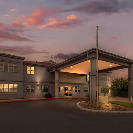 Quality Inn & Suites Near Six Flags And Medical Center-3