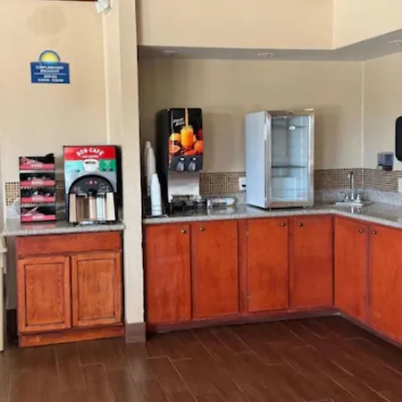 Days Inn By Wyndham San Antonio Splashtown/Att Center-3