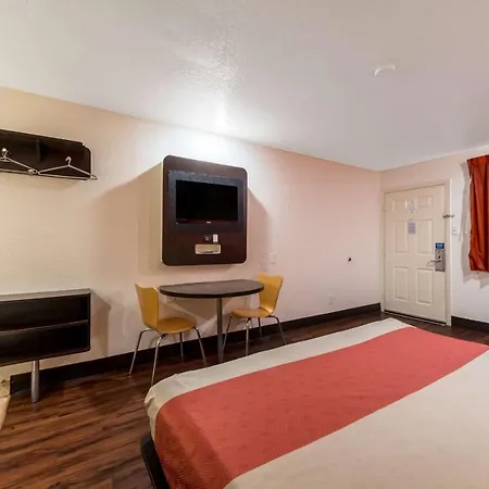 Motel 6 San Antonio, Tx - Frost Bank Center-3