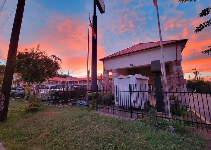 Econo Lodge Inn & Suites Downtown San Antonio