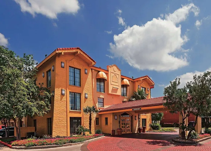 Super 8 By Wyndham San Antonio Near Seaworld Ingram Park Hotel