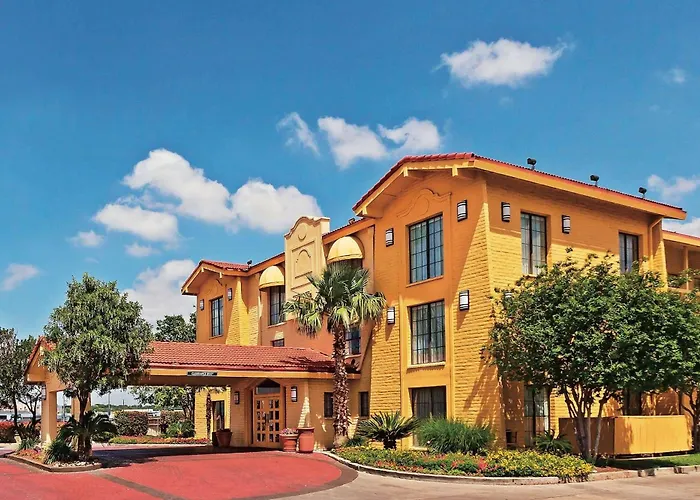 Super 8 By Wyndham San Antonio Near Seaworld Ingram Park Hotel