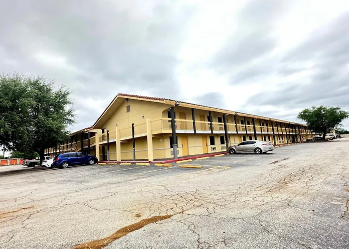 Coratel Inn & Suites By Jasper Wonderland San Antonio