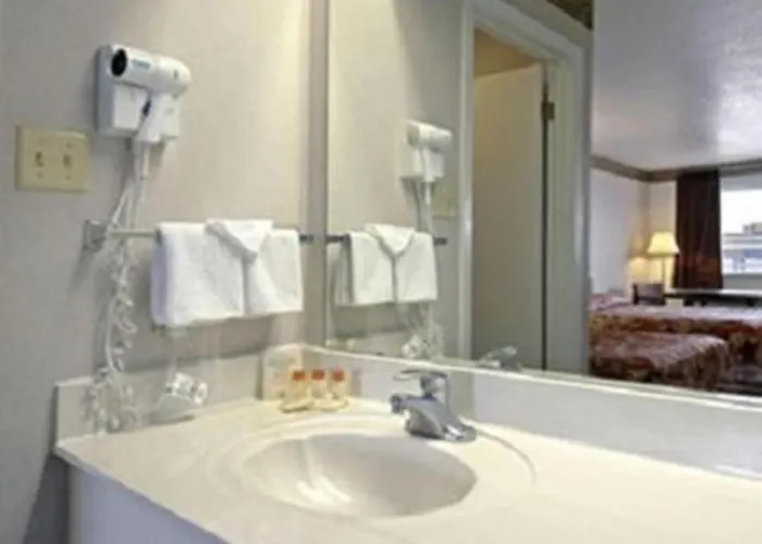 Days Inn By Wyndham San Antonio Splashtown/Att Center