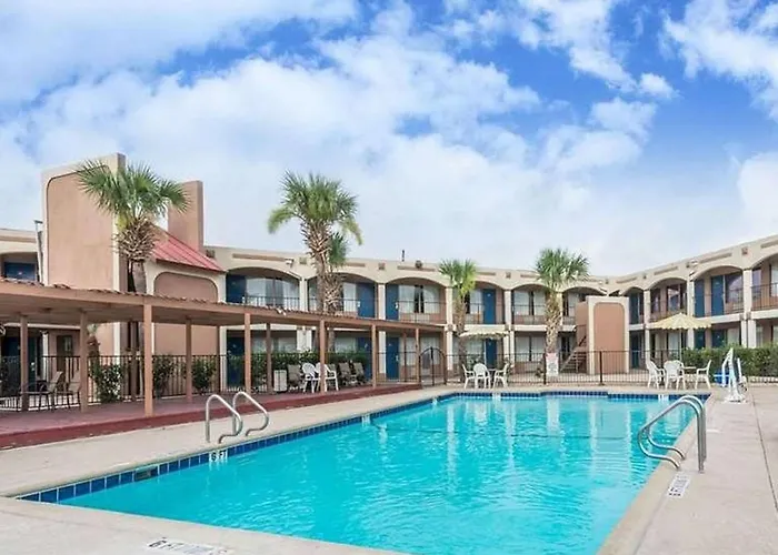 Days Inn By Wyndham San Antonio Splashtown/Att Center