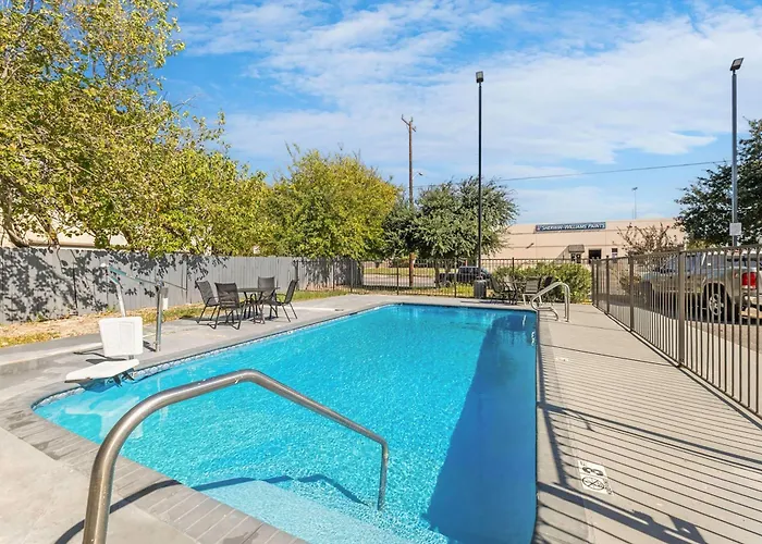 Day Inn By Wyndham San Antonio Downtown