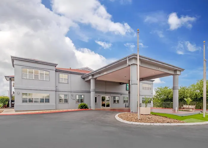 Quality Inn & Suites Near Six Flags And Medical Center San Antonio